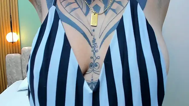 Snapshot of NicoleBlum chatting on 03.10.25 NicoleBlum online show from 03.10.25