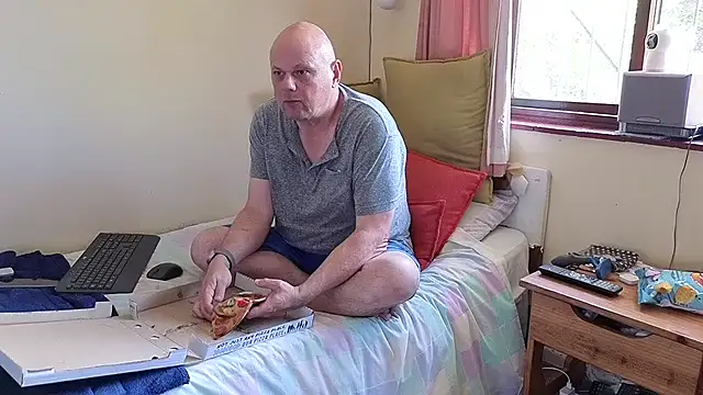 Snapshot of DaddyCumBumZA chatting on 12.21.24 DaddyCumBumZA online show from 12.21.24