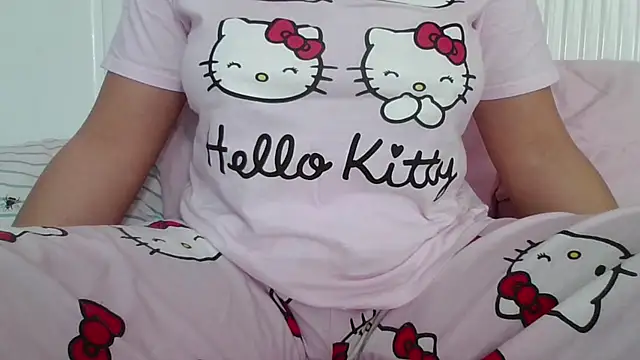 Snapshot of RealLittleRedRidingHood chatting on 02.08.25 RealLittleRedRidingHood online show from 02.08.25