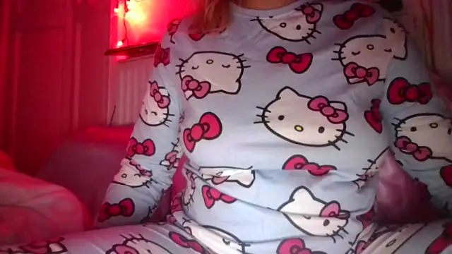 Snapshot of RealLittleRedRidingHood chatting on 03.12.25 RealLittleRedRidingHood online show from 03.12.25