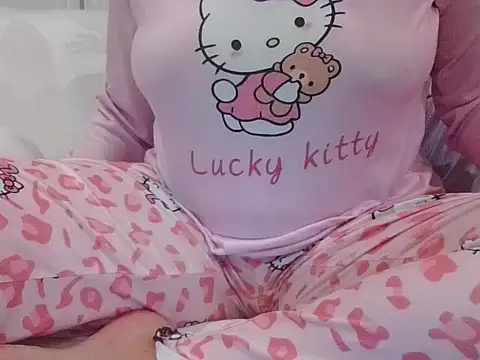 Snapshot of RealLittleRedRidingHood chatting on 10.13.25 RealLittleRedRidingHood online show from 10.13.25