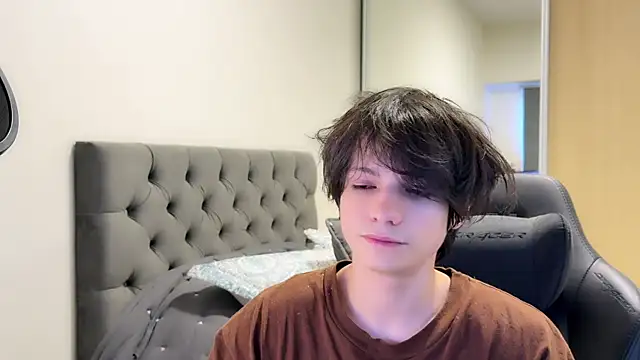 Snapshot of SasukeUhchiaa chatting on 12.21.24 SasukeUhchiaa online show from 12.21.24