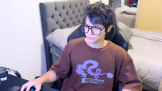 Snapshot of SasukeUhchiaa chatting on 03.11.25 SasukeUhchiaa online show from 03.11.25