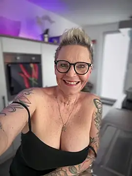 Snapshot of German_Milf chatting on 02.23.25 German Milf online show from 02.23.25