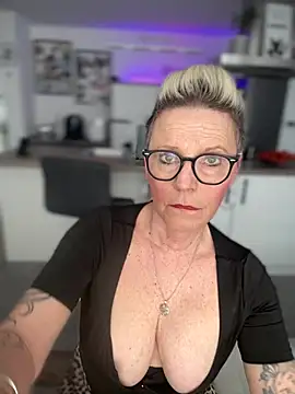 Snapshot of German_Milf chatting on 02.24.25 German Milf online show from 02.24.25