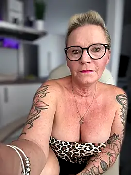 Snapshot of German_Milf chatting on 10.17.25 German Milf online show from 10.17.25
