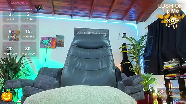 Snapshot of RyanCarter_ chatting on 10.31.25 RyanCarter  online show from 10.31.25