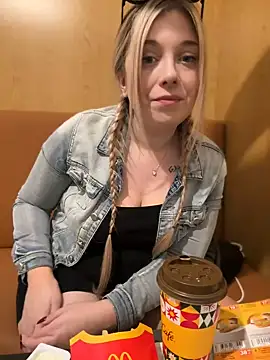 Snapshot of CherryAuroraa chatting on 01.01.25 CherryAuroraa online show from 01.01.25