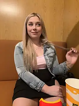 Snapshot of CherryAuroraa chatting on 02.12.25 CherryAuroraa online show from 02.12.25