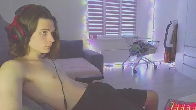 Snapshot of CandyChell chatting on 12.28.24 CandyChell online show from 12.28.24