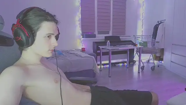 Snapshot of CandyChell chatting on 02.22.25 CandyChell online show from 02.22.25