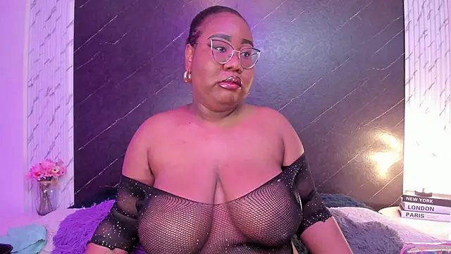 Snapshot of Darnellqueen chatting on 10.21.25 Darnellqueen online show from 10.21.25