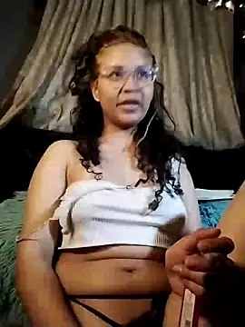 Snapshot of Hathorlove chatting on 12.17.24 Hathorlove online show from 12.17.24