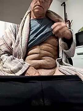 Snapshot of Halasatila chatting on 11.17.25 Halasatila online show from 11.17.25