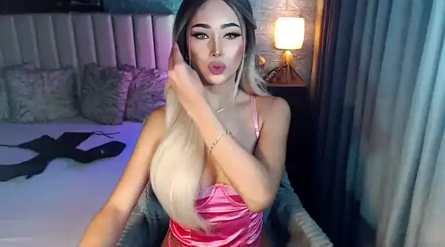 Snapshot of Miss_Amandaversace chatting on 12.14.24 Miss Amandaversace online show from 12.14.24