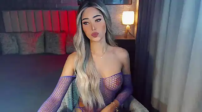 Snapshot of Miss_Amandaversace chatting on 02.11.25 Miss Amandaversace online show from 02.11.25