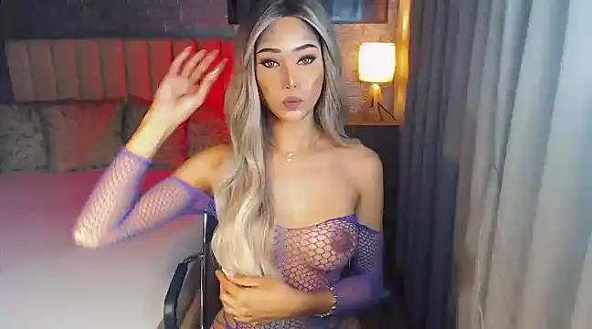 Snapshot of Miss_Amandaversace chatting on 02.23.25 Miss Amandaversace online show from 02.23.25