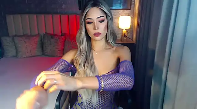 Snapshot of Miss_Amandaversace chatting on 02.26.25 Miss Amandaversace online show from 02.26.25