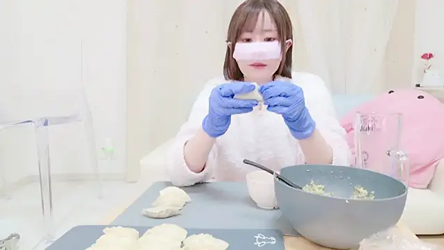 Snapshot of Yuu__k chatting on 12.22.24 Yuu  k online show from 12.22.24