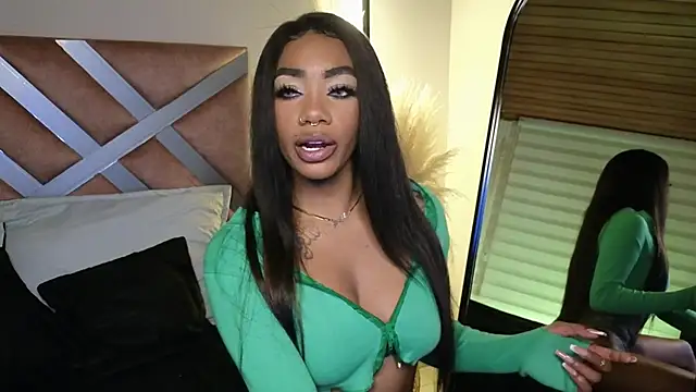 Snapshot of emely_brandon chatting on 01.25.25 emely brandon online show from 01.25.25