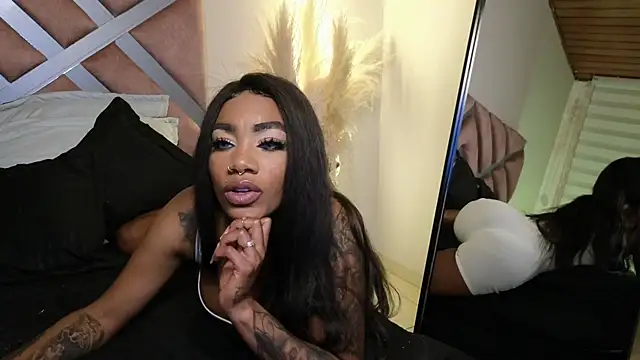 Snapshot of emely_brandon chatting on 01.25.25 emely brandon online show from 01.25.25