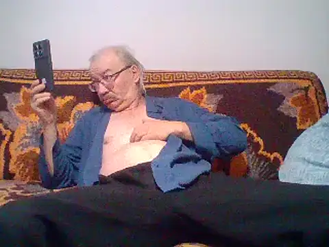 Snapshot of cumloverboyxx69 chatting on 02.04.25 cumloverboyxx69 online show from 02.04.25