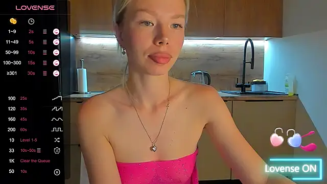 Snapshot of Olivia_Bells chatting on 09.24.25 Olivia Bells online show from 09.24.25