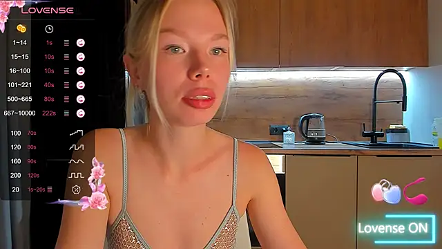 Snapshot of Olivia_Bells chatting on 10.08.25 Olivia Bells online show from 10.08.25