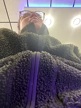 Snapshot of QueenNuttCollector chatting on 03.01.25 QueenNuttCollector online show from 03.01.25