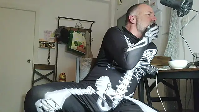 Snapshot of DaddybearVLC chatting on 10.31.25 DaddybearVLC online show from 10.31.25