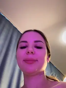 Snapshot of Alina_Vibe_Me chatting on 02.25.25 Alina Vibe Me online show from 02.25.25