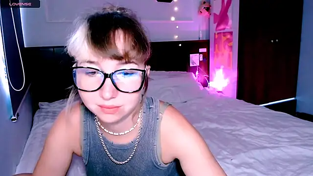 Snapshot of Cosmo_Riri chatting on 09.25.25 Cosmo Riri online show from 09.25.25