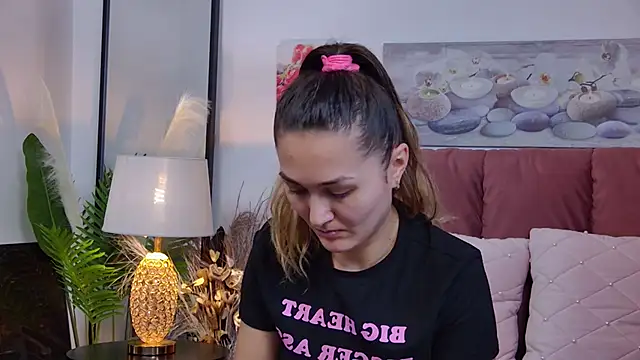 Snapshot of NicolLopeze chatting on 12.19.24 NicolLopeze online show from 12.19.24