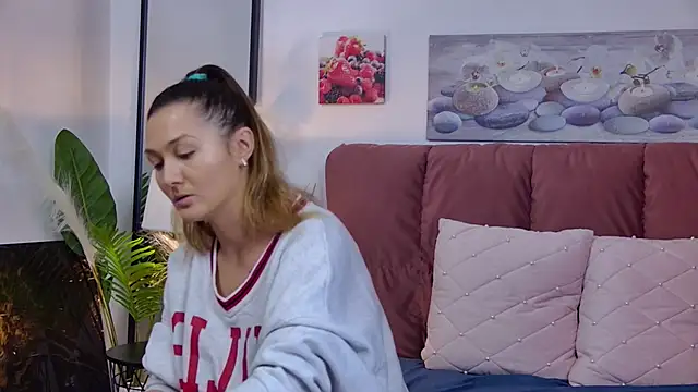 Snapshot of NicolLopeze chatting on 12.20.24 NicolLopeze online show from 12.20.24