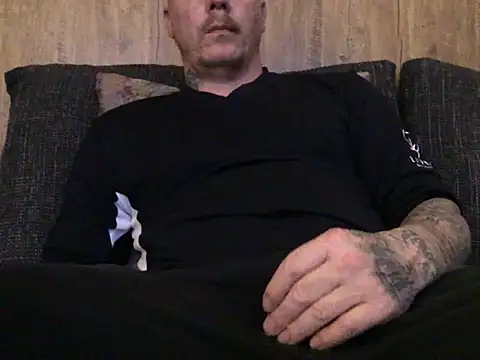 Snapshot of steveindahouse chatting on 02.08.25 steveindahouse online show from 02.08.25