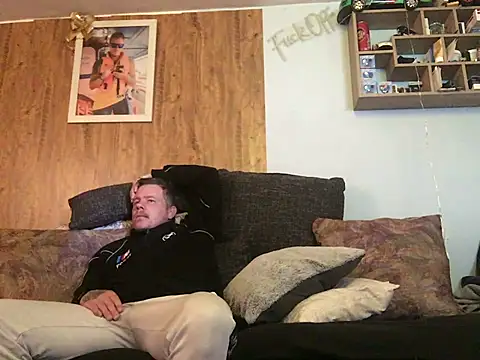 Snapshot of steveindahouse chatting on 03.18.25 steveindahouse online show from 03.18.25