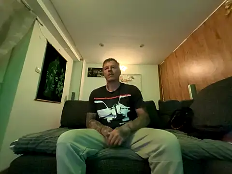 Snapshot of steveindahouse chatting on 09.22.25 steveindahouse online show from 09.22.25