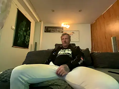 Snapshot of steveindahouse chatting on 10.02.25 steveindahouse online show from 10.02.25