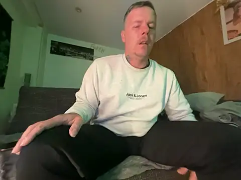 Snapshot of steveindahouse chatting on 10.17.25 steveindahouse online show from 10.17.25