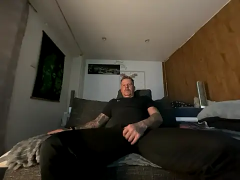 Snapshot of steveindahouse chatting on 10.18.25 steveindahouse online show from 10.18.25