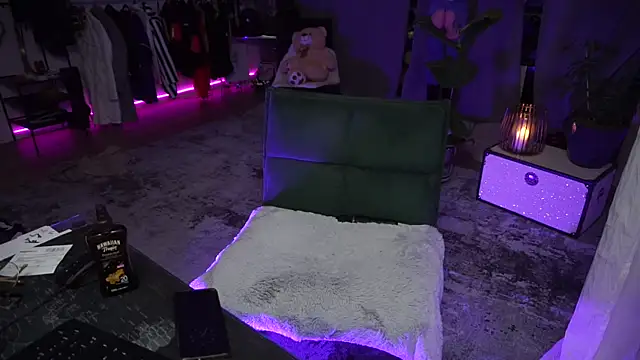 Snapshot of LaraPunkt chatting on 02.05.25 LaraPunkt online show from 02.05.25