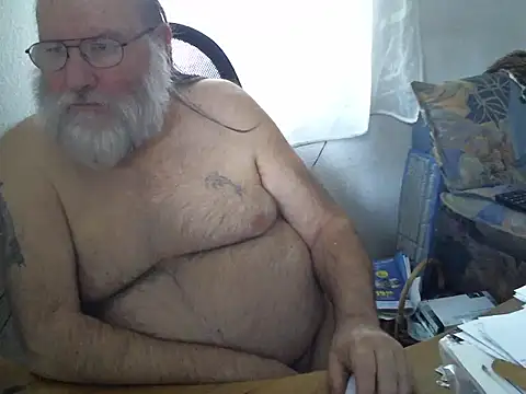Snapshot of SexySantaC chatting on 12.28.24 SexySantaC online show from 12.28.24