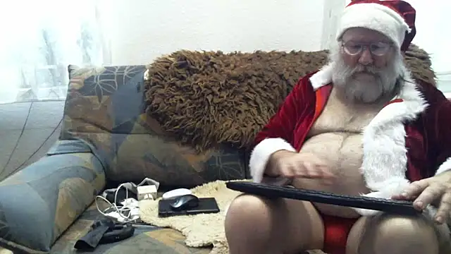 Snapshot of SexySantaC chatting on 12.28.24 SexySantaC online show from 12.28.24