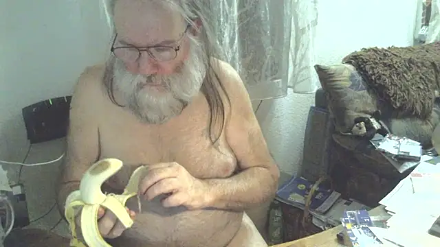 Snapshot of SexySantaC chatting on 03.18.25 SexySantaC online show from 03.18.25