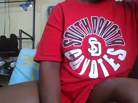 Snapshot of queenofqueens96 chatting on 02.13.25 queenofqueens96 online show from 02.13.25