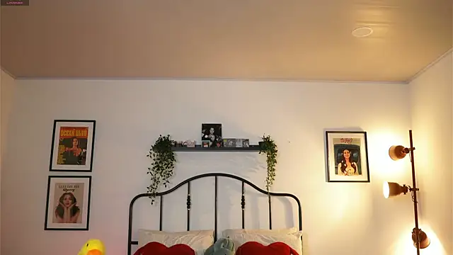 Snapshot of julesbennet chatting on 02.22.25 julesbennet online show from 02.22.25