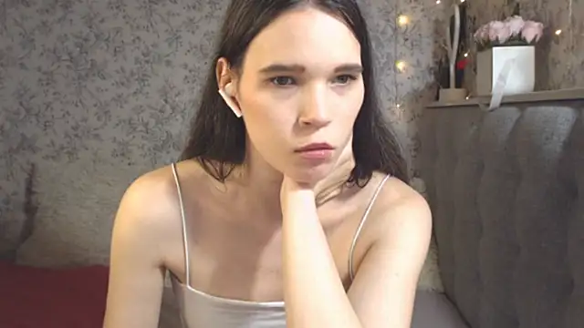 Snapshot of Nicole-Petite chatting on 12.06.24 Nicole-Petite online show from 12.06.24