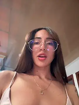 Snapshot of lauravasquez chatting on 01.31.25 lauravasquez online show from 01.31.25