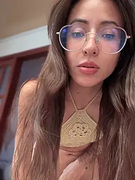 Snapshot of lauravasquez chatting on 02.18.25 lauravasquez online show from 02.18.25