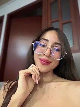 Snapshot of lauravasquez chatting on 02.22.25 lauravasquez online show from 02.22.25